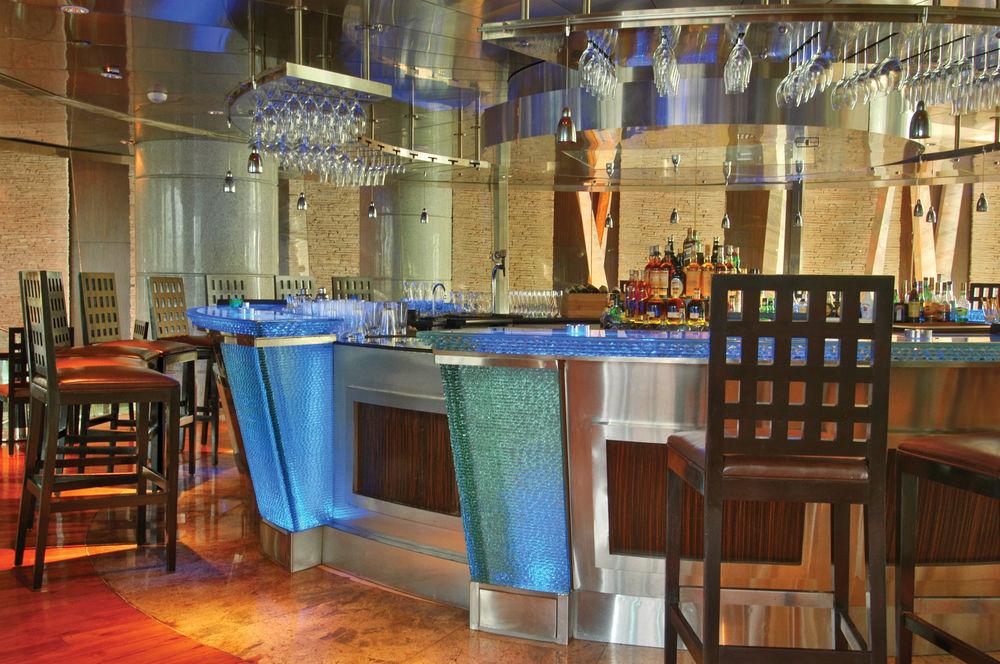Hotel Hyatt Regency Mumbai International Airport Exterior foto The bar at the Blue Water Grill