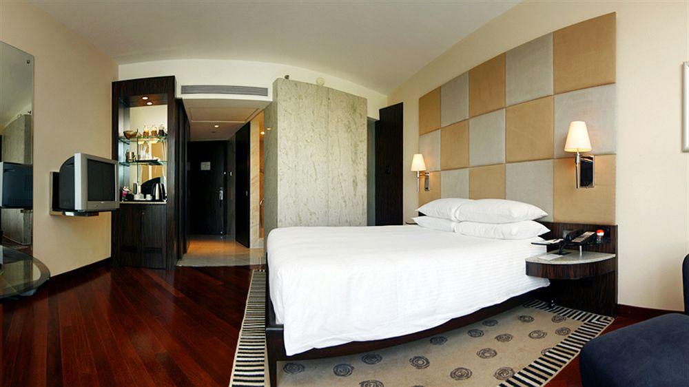Hotel Hyatt Regency Mumbai International Airport Exterior foto A room at the hotel