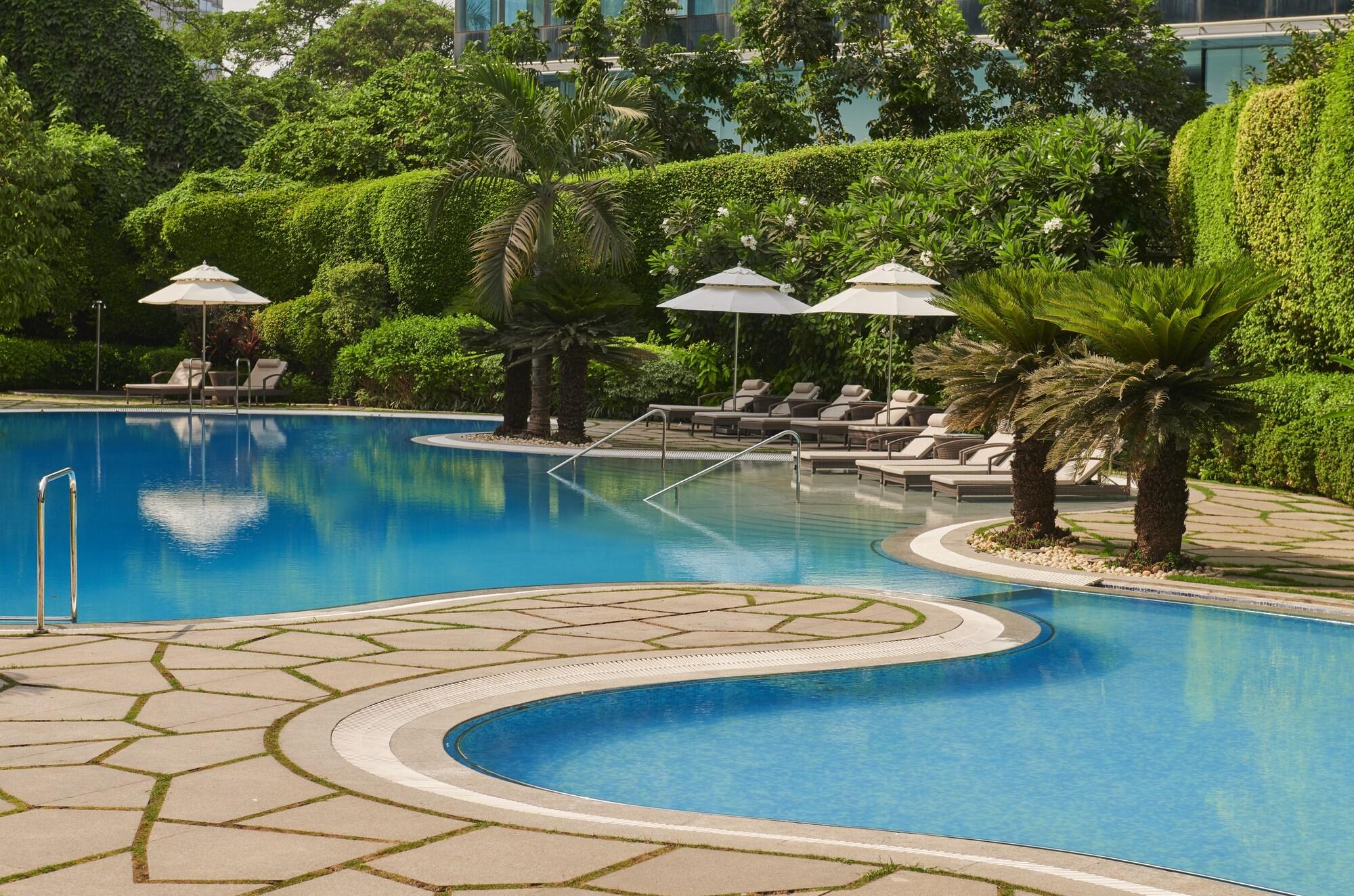 Hotel Hyatt Regency Mumbai International Airport Exterior foto The swimming pool at the hotel