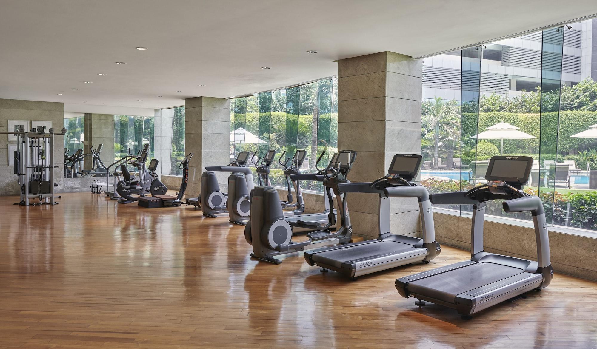 Hotel Hyatt Regency Mumbai International Airport Exterior foto The gym at the hotel