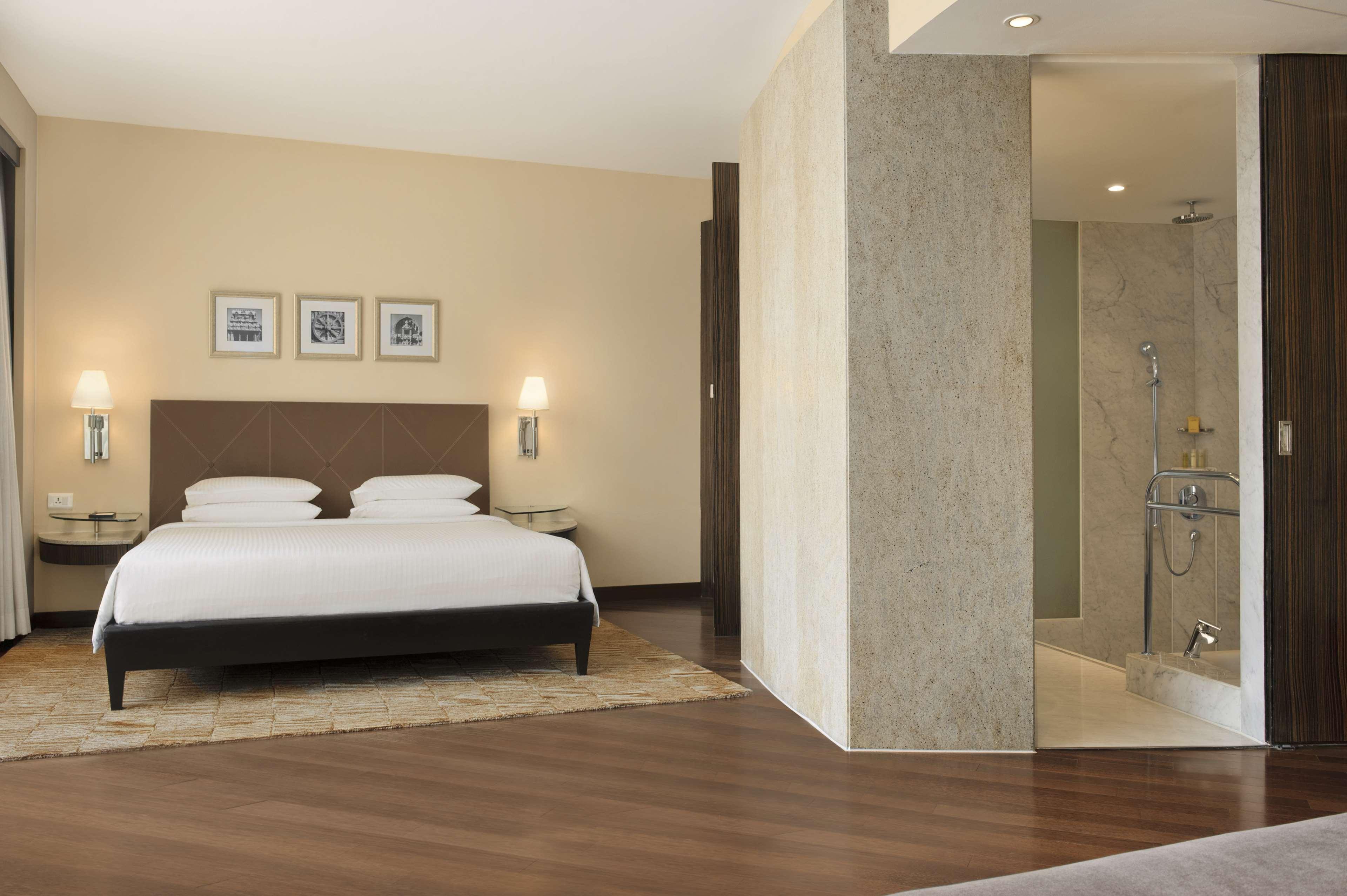 Hotel Hyatt Regency Mumbai International Airport Exterior foto A bedroom at the hotel