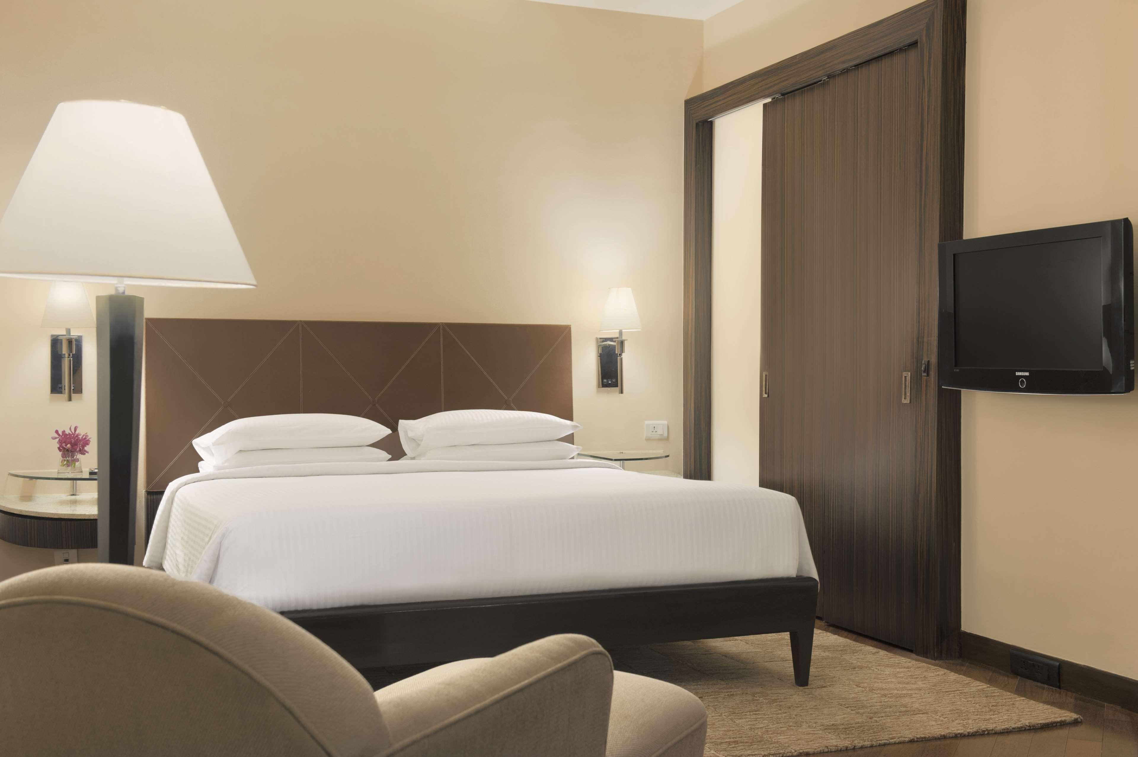 Hotel Hyatt Regency Mumbai International Airport Exterior foto A bedroom at the hotel