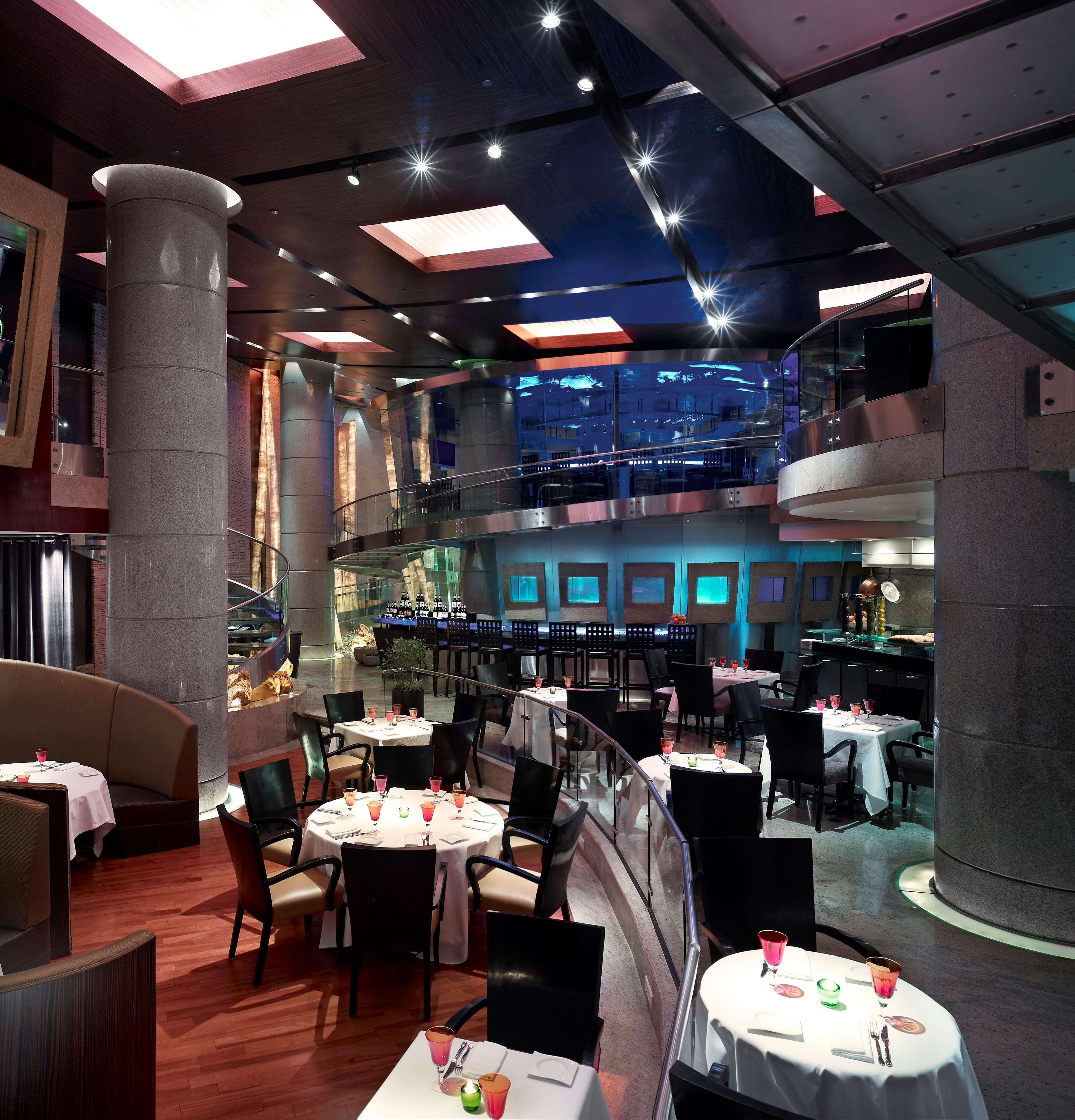Hotel Hyatt Regency Mumbai International Airport Exterior foto The interior of the restaurant