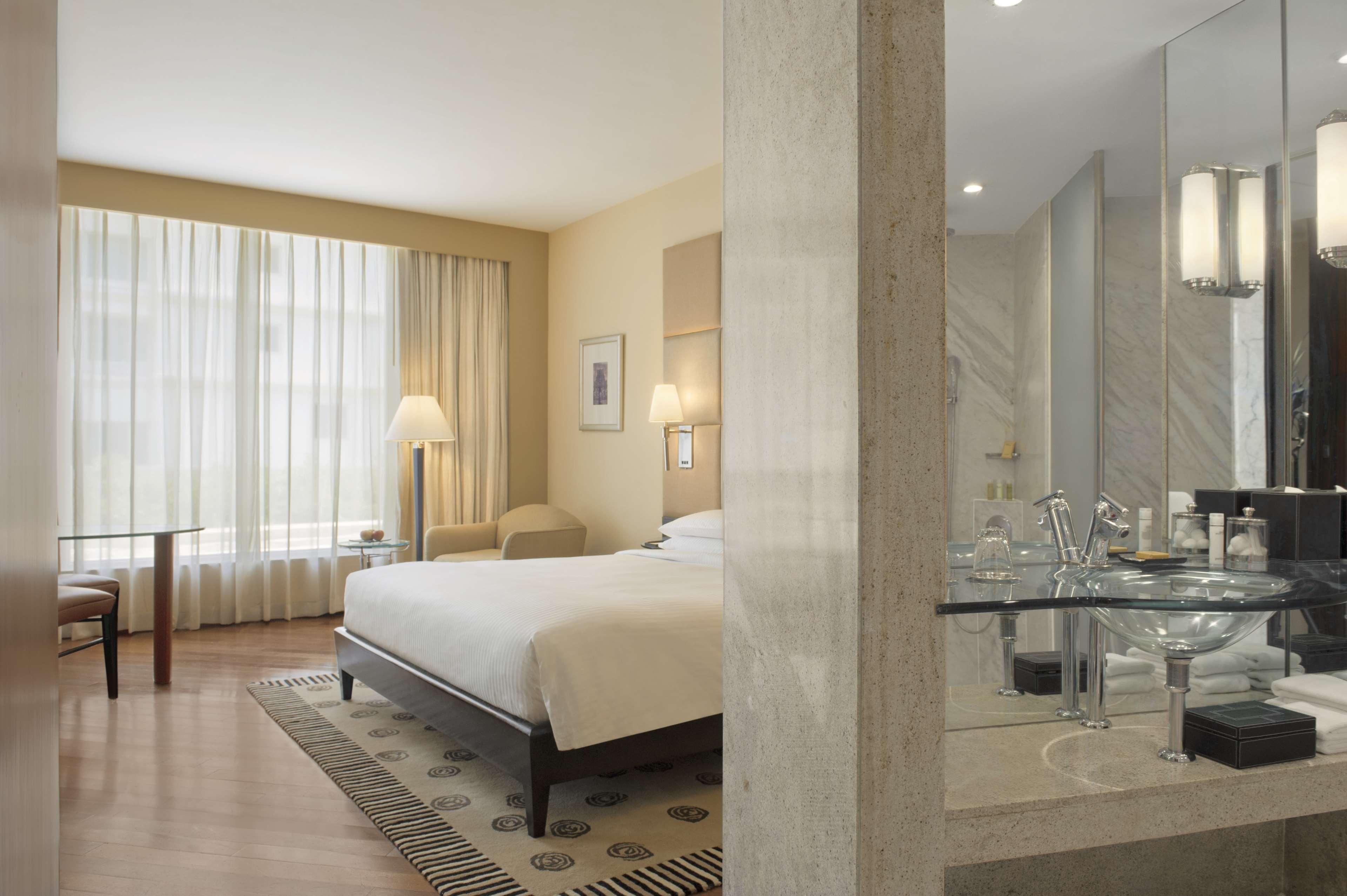 Hotel Hyatt Regency Mumbai International Airport Exterior foto A room at the hotel