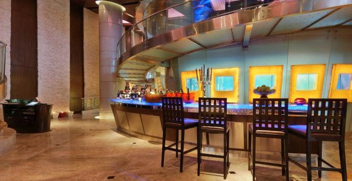 Hotel Hyatt Regency Mumbai International Airport Exterior foto The bar at the lobby