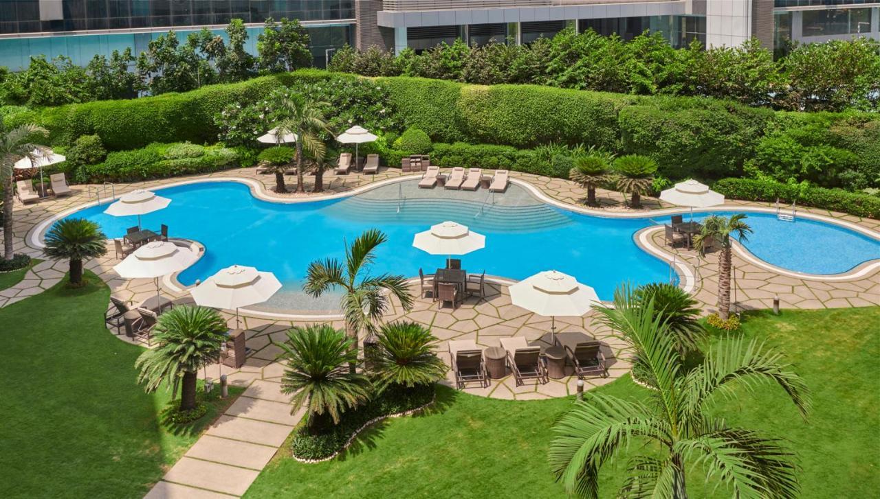 Hotel Hyatt Regency Mumbai International Airport Exterior foto The swimming pool at the hotel