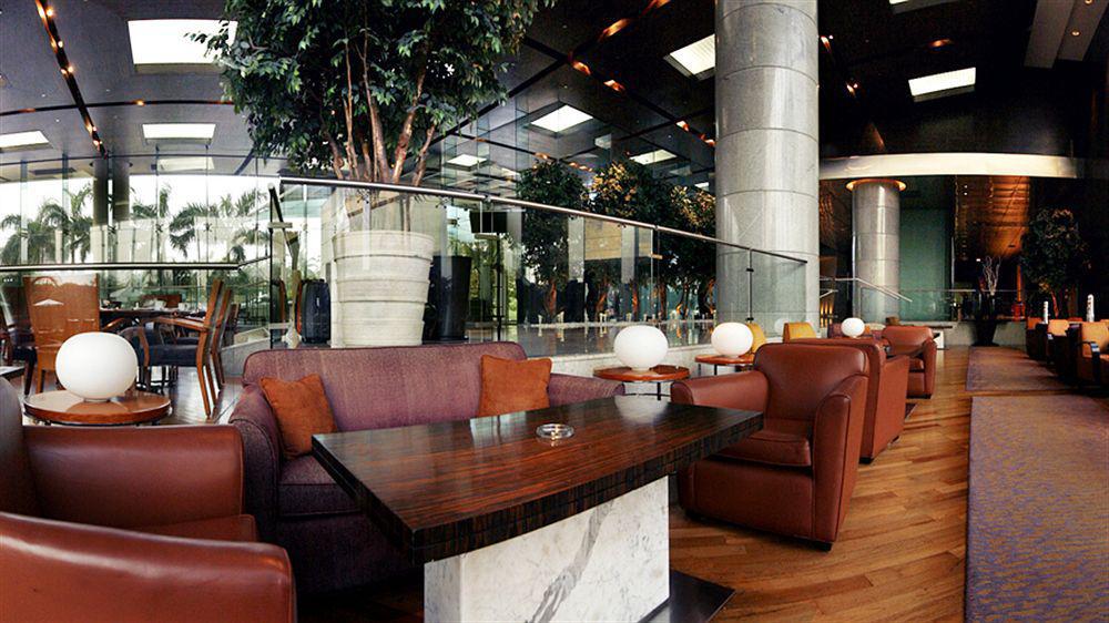 Hotel Hyatt Regency Mumbai International Airport Exterior foto The interior of the lounge